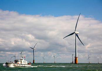 Boat cruises the Thanet WInd Farm in Britain12 Great Expectations for North Sea Wind Power