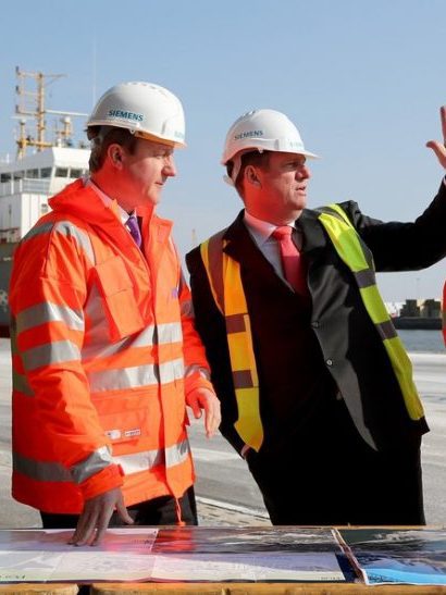 Micahel Suess right waving with UK Prime Minister David Cameron1 e1691857320490 Siemens UK Recognise Offshore Wind Energy
