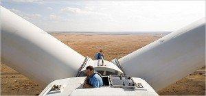 Everythings Bigger in Texas  Including Wind! GE wind turbine technicians on a wind turbine in Sweetwater Texas 300x1401