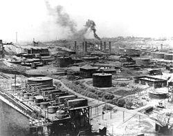 StandardOilrefinery1 Rockefellers Abandon Oil, Gas and Coal
